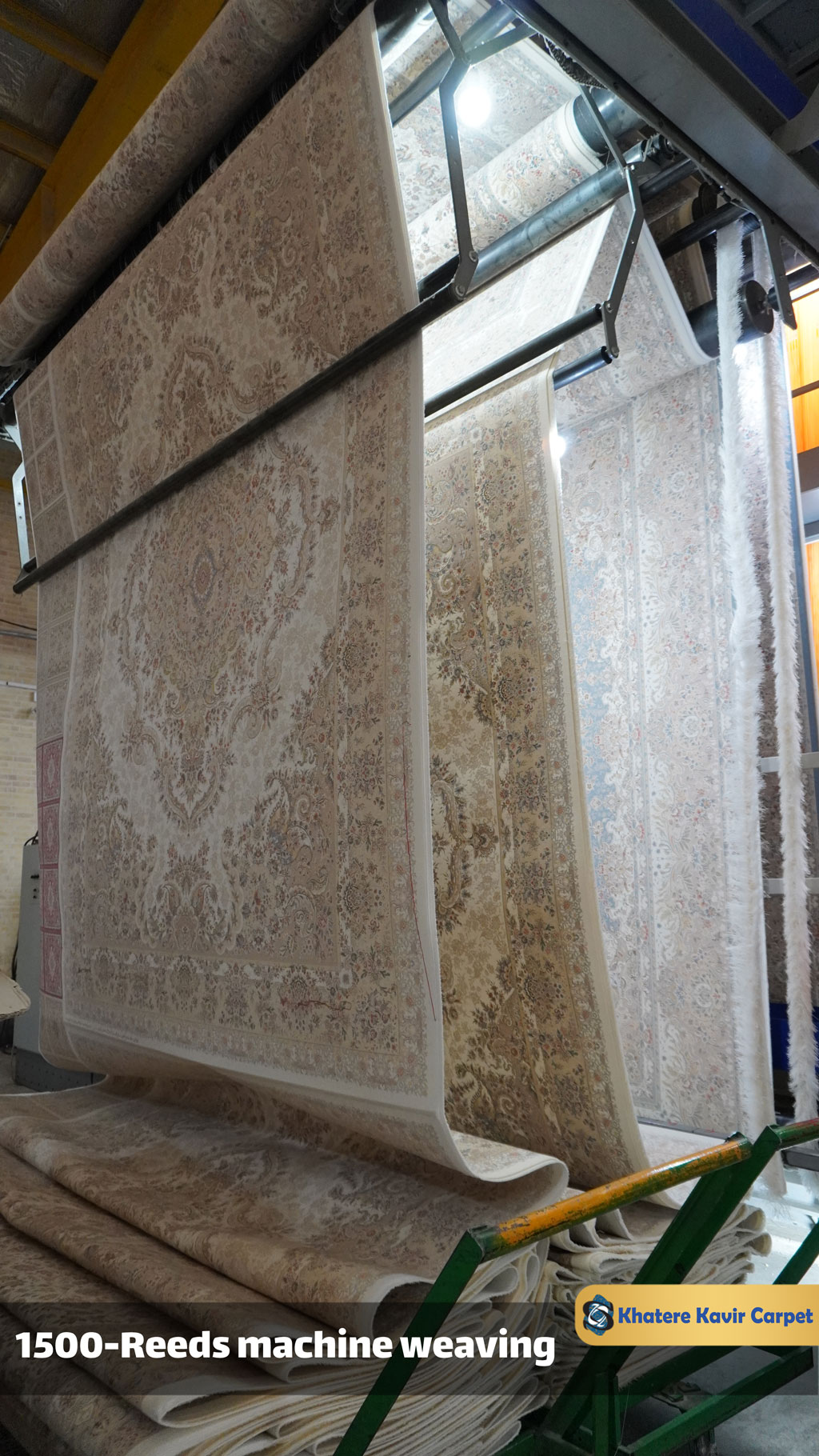An image of the 1500-reeds machine weaving acrylic carpets under the 'Khatereh Kavir Kashan' brand at the Kavirnakh company premises